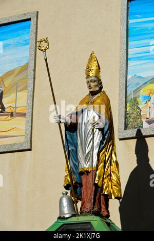 Statue de Saint-Théodul, premier évêque du Valais et patron des vignerons, à l'ancienne abbaye de Vetroz, Vetroz, Valais, Suisse Banque D'Images