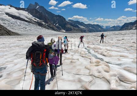 Alpinistes sur la corde traversant le glacier Jungfraufirn sur le chemin du champ de glace Konkordiaplatz, glacier Aletsch derrière, Jungfraujoch, Grindelwald, Banque D'Images