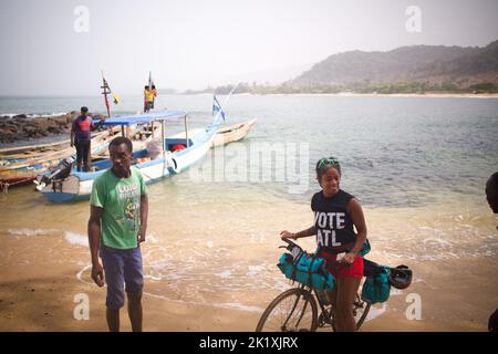 Un groupe de touristes appréciant et faisant du vélo sur la plage de Freetown, en Sierra Leone Banque D'Images