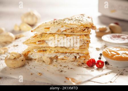 Poulet champignons calzone farcie naan avec sauce crémeuse. Banque D'Images