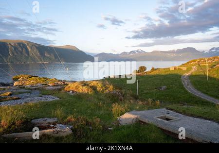 Hareid, Norvège - 25 juin 2022: Le fort costal de Kvitneset a été construit par les Allemands pendant la Seconde Guerre mondiale avec des positions de tir, des camps de prison, le bu de commandement Banque D'Images