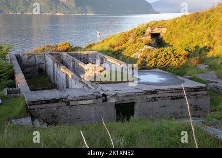 Hareid, Norvège - 25 juin 2022: Le fort costal de Kvitneset a été construit par les Allemands pendant la Seconde Guerre mondiale avec des positions de tir, des camps de prison, le bu de commandement Banque D'Images