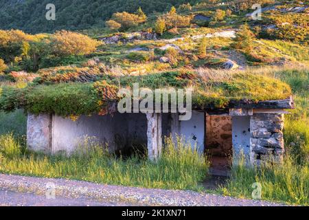 Hareid, Norvège - 25 juin 2022: Le fort costal de Kvitneset a été construit par les Allemands pendant la Seconde Guerre mondiale avec des positions de tir, des camps de prison, le bu de commandement Banque D'Images