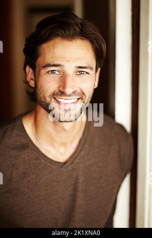 Hansome et heureux de la vie. Portrait d'un beau jeune homme souriant. Banque D'Images