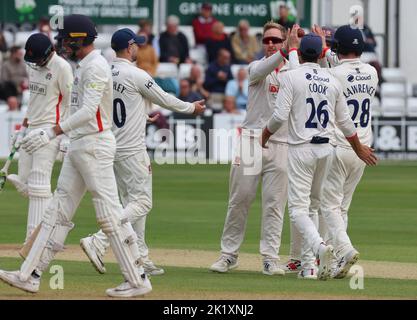 CHELMSFORD ENGLAND - SEPTEMBRE 20 : Simon Harmer d'Essex célèbre le cricket de George Balderson de Lancashire CCC pendant LE championnat LV= COUNTY - Banque D'Images