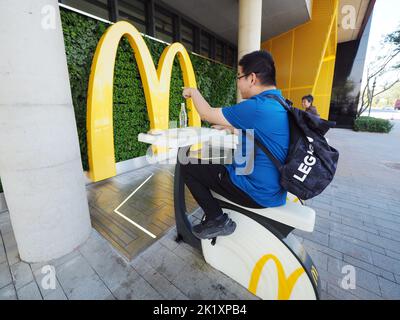 BEIJING, CHINE - 21 SEPTEMBRE 2022 - les consommateurs pédalent des vélos électriques écologiques qui génèrent de l'électricité pour recharger sans fil leur téléphone mobile a Banque D'Images