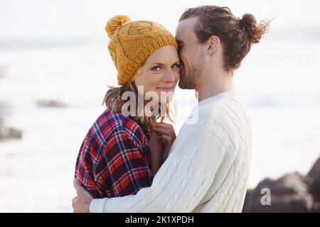 Amoureux du plein air. Un jeune couple affectueux qui passe du temps ensemble en plein air Banque D'Images