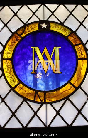 Le symbole de Marie-Antoinette dans le verre teinté de sa fenêtre de prison (conciergerie, Paris, France). C'est la chambre dans laquelle elle a séjourné jusqu'à son exécution. Banque D'Images