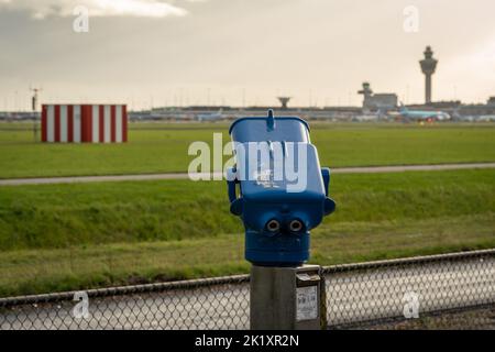 Schiphol, pays-Bas, 19.09.2022 ans, la place Buitenveldertbaan à l'aéroport Schiphol d'Amsterdam, se concentre sur les jumelles Banque D'Images