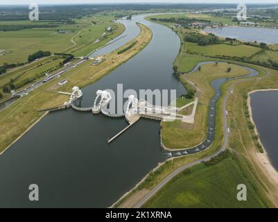 Amerongen weir and lock Complex est une œuvre d'art hydraulique aux pays-Bas. Y compris une centrale hydroélectrique sur le Rhin inférieur et de la pêche Banque D'Images