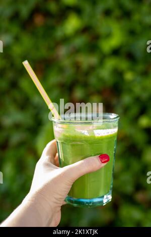 Smoothie végétalien vert matcha. Manger propre, détox, régime alcalin, concept de perte de poids Banque D'Images