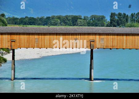 L'Alte Rheinbrücke, un ancien pont couvert en bois sur le Rhin à la frontière entre Vaduz au Liechtenstein et Sevelen en Suisse, en Europe Banque D'Images