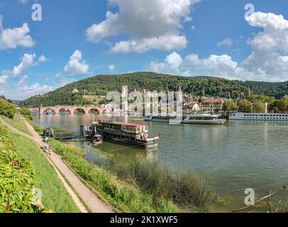 Le vieux pont de l'autre côté de la rivière Neckar Banque D'Images