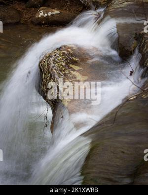 Une photo verticale des magnifiques chutes de Burden dans la forêt nationale de Shawnee, États-Unis Banque D'Images