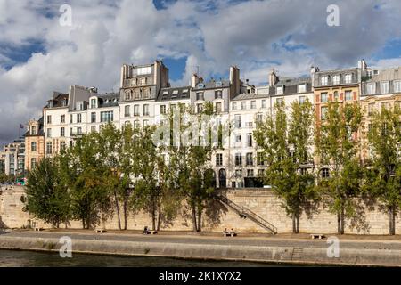 Rangée ensoleillée de maisons parisiennes situées à côté de la Seine à Paris, magnifique architecture française, France, Europe Banque D'Images