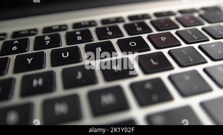 Gros plan macro vue panoramique du clavier sur l'ordinateur portable. Prise de vue en plan lente avec mise au point macro lente. 4k images d'un clavier d'ordinateur portable moderne Banque D'Images