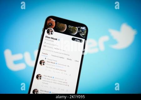 La page de profil Twitter appartenant à Elon Musk est visible sur un téléphone mobile Apple iPhone dans cette photo illustration Varsovie, Pologne, le 21 septembre 20 Banque D'Images