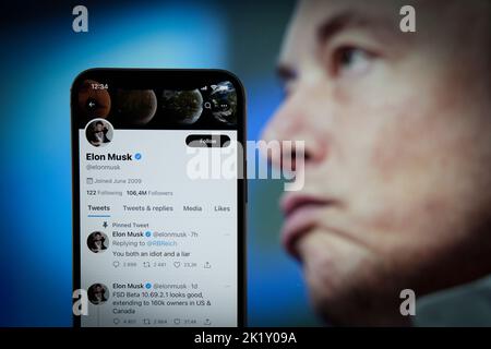 La page de profil Twitter appartenant à Elon Musk est visible sur un téléphone mobile Apple iPhone dans cette photo illustration Varsovie, Pologne, le 21 septembre 20 Banque D'Images