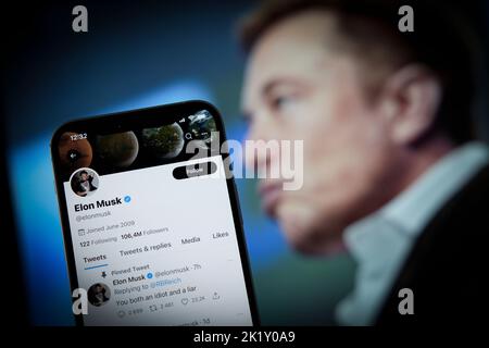 La page de profil Twitter appartenant à Elon Musk est visible sur un téléphone mobile Apple iPhone dans cette photo illustration Varsovie, Pologne, le 21 septembre 20 Banque D'Images