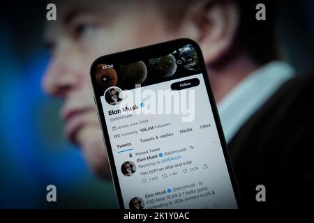 La page de profil Twitter appartenant à Elon Musk est visible sur un téléphone mobile Apple iPhone dans cette photo illustration Varsovie, Pologne, le 21 septembre 20 Banque D'Images