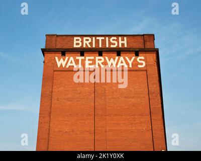 Old British Waterways Building près du canal de Nottingham au lever du soleil Nottingham Notinghamshire Angleterre Banque D'Images