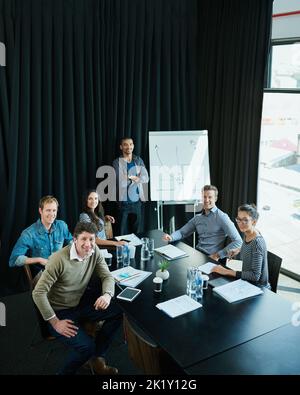 Cette équipe sait comment faire son travail. Portrait d'un groupe diversifié de professionnels dans une présentation dans une salle de conférence Banque D'Images