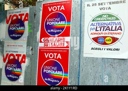 Affiches murales italiennes avec symboles des partis politiques D'UNIONE POPOLARE et D'ALTERNATIVA PER l'ITALIA pour l'élection générale du 25 septembre 2022 Banque D'Images