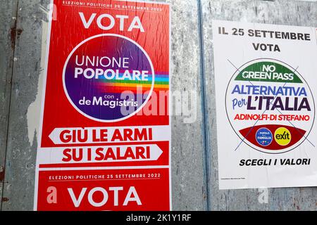 Affiches murales italiennes avec symboles des partis politiques D'UNIONE POPOLARE et D'ALTERNATIVA PER l'ITALIA pour l'élection générale du 25 septembre 2022 Banque D'Images