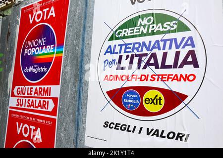 Affiches murales italiennes avec symboles des partis politiques D'UNIONE POPOLARE et D'ALTERNATIVA PER l'ITALIA pour l'élection générale du 25 septembre 2022 Banque D'Images