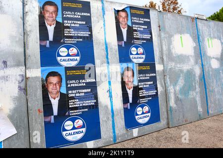 Affiches murales électorales italiennes avec symboles des partis politiques AZIONE et ITALIAVIVA avec Calenda pour l'élection générale en Italie de 25 septembre 2022 Banque D'Images