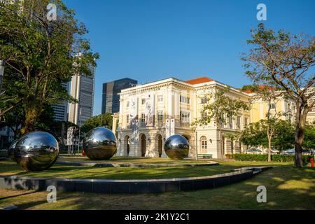 Installation artistique de boules de miroirs dans le Musée des civilisations asiatiques Green sur la rive du fleuve Singapour. Singapour Banque D'Images