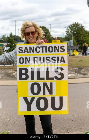 Manifestation à l'rond-point animé, Martlesham, Suffolk, Angleterre, Royaume-Uni - opposition aux sanctions contre la Russie Banque D'Images