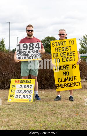Manifestation à l'affluent rond-point, Martlesham, Suffolk, Angleterre, Royaume-Uni - pas d'urgence climatique, censure 1984, mort de jab Banque D'Images