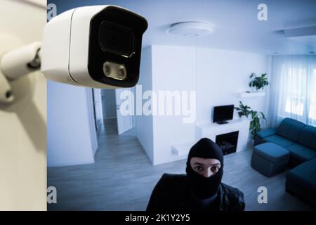 Concept de caméra de sécurité. La caméra dans la chambre du voleur Banque D'Images