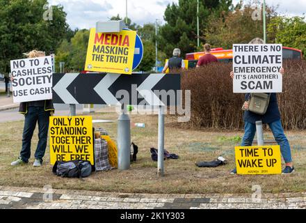 Protestation à la ronde très animée, Martlesham, Suffolk, Angleterre, Royaume-Uni urgence climatique est une arnaque, non à la société sans cajou Banque D'Images