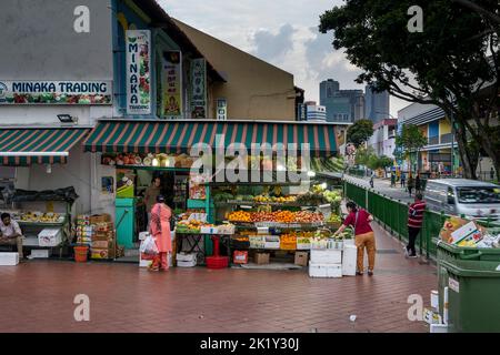 La rue se bloque sur le trottoir à Little India, Singapour Banque D'Images