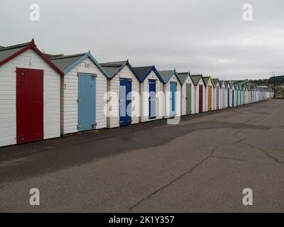 Rangée de cabanes de plage colorées le long de Paignton front de mer Devon Angleterre Royaume-Uni dans cette station balnéaire populaire de la côte sud sur la Riviera anglaise, Banque D'Images