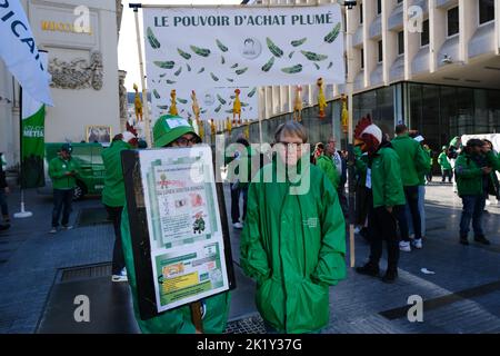 Bruxelles, Belgique. 21st septembre 2022. Les gens participent à une manifestation contre la flambée des prix de l'énergie et l'augmentation des coûts de la vie lors d'une manifestation nationale à Bruxelles, Belgique, sur 21 septembre 2022. Crédit: ALEXANDROS MICHAILIDIS/Alamy Live News Banque D'Images