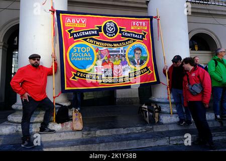 Bruxelles, Belgique. 21st septembre 2022. Les gens participent à une manifestation contre la flambée des prix de l'énergie et l'augmentation des coûts de la vie lors d'une manifestation nationale à Bruxelles, Belgique, sur 21 septembre 2022. Crédit: ALEXANDROS MICHAILIDIS/Alamy Live News Banque D'Images
