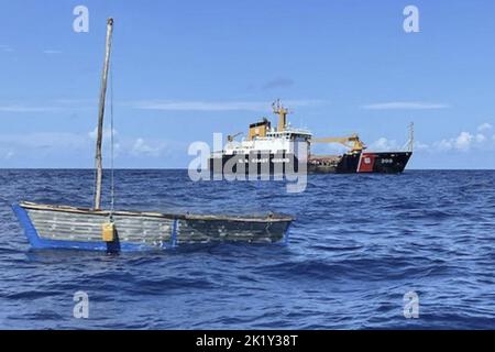 Key West, États-Unis. 20th septembre 2022. L'équipage du Cutter Paul Clark de la Garde côtière américaine a rapatrié 68 Cubains à Cuba mardi, 20 septembre 2022, après trois interdictions au large de la côte de Floride, dimanche, 18 septembre. Depuis 1 octobre 2021, les équipages de la Garde côtière ont interdicté 5 689 Cubains. Une fois à bord d'un cutter de la Garde côtière, tous les migrants reçoivent de la nourriture, de l'eau, un abri et des soins médicaux de base. Photo de PO2 Brian Halbrooks/États-Unis Coast Guard/UPI Credit: UPI/Alay Live News Banque D'Images