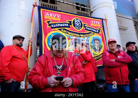 Bruxelles, Belgique. 21st septembre 2022. Les gens participent à une manifestation contre la flambée des prix de l'énergie et l'augmentation des coûts de la vie lors d'une manifestation nationale à Bruxelles, Belgique, sur 21 septembre 2022. Crédit: ALEXANDROS MICHAILIDIS/Alamy Live News Banque D'Images
