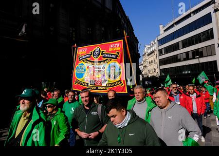 Bruxelles, Belgique. 21st septembre 2022. Les gens participent à une manifestation contre la flambée des prix de l'énergie et l'augmentation des coûts de la vie lors d'une manifestation nationale à Bruxelles, Belgique, sur 21 septembre 2022. Crédit: ALEXANDROS MICHAILIDIS/Alamy Live News Banque D'Images