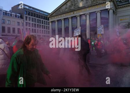 Bruxelles, Belgique. 21st septembre 2022. Les gens tiennent des éruptions lors d'une manifestation contre la flambée des prix de l'énergie et l'augmentation des coûts de la vie lors d'une manifestation nationale à Bruxelles, en Belgique, sur 21 septembre 2022. Crédit: ALEXANDROS MICHAILIDIS/Alamy Live News Banque D'Images