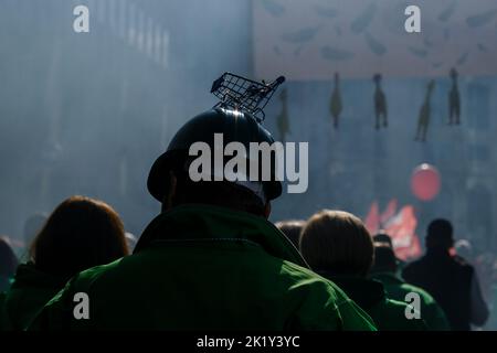 Bruxelles, Belgique. 21st septembre 2022. Les gens participent à une manifestation contre la flambée des prix de l'énergie et l'augmentation des coûts de la vie lors d'une manifestation nationale à Bruxelles, Belgique, sur 21 septembre 2022. Crédit: ALEXANDROS MICHAILIDIS/Alamy Live News Banque D'Images