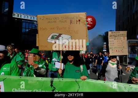 Bruxelles, Belgique. 21st septembre 2022. Les gens participent à une manifestation contre la flambée des prix de l'énergie et l'augmentation des coûts de la vie lors d'une manifestation nationale à Bruxelles, Belgique, sur 21 septembre 2022. Crédit: ALEXANDROS MICHAILIDIS/Alamy Live News Banque D'Images
