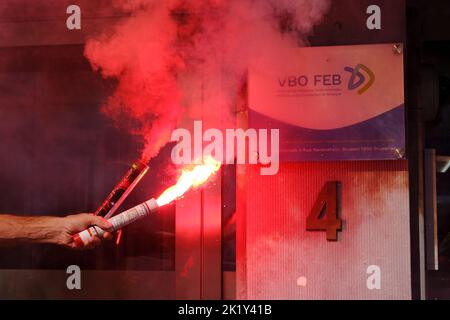 Bruxelles, Belgique. 21st septembre 2022. Les gens tiennent des éruptions lors d'une manifestation contre la flambée des prix de l'énergie et l'augmentation des coûts de la vie lors d'une manifestation nationale à Bruxelles, en Belgique, sur 21 septembre 2022. Crédit: ALEXANDROS MICHAILIDIS/Alamy Live News Banque D'Images