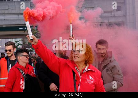 Bruxelles, Belgique. 21st septembre 2022. Les gens tiennent des éruptions lors d'une manifestation contre la flambée des prix de l'énergie et l'augmentation des coûts de la vie lors d'une manifestation nationale à Bruxelles, en Belgique, sur 21 septembre 2022. Crédit: ALEXANDROS MICHAILIDIS/Alamy Live News Banque D'Images