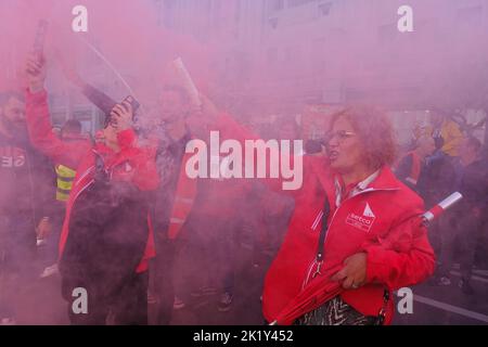 Bruxelles, Belgique. 21st septembre 2022. Les gens tiennent des éruptions lors d'une manifestation contre la flambée des prix de l'énergie et l'augmentation des coûts de la vie lors d'une manifestation nationale à Bruxelles, en Belgique, sur 21 septembre 2022. Crédit: ALEXANDROS MICHAILIDIS/Alamy Live News Banque D'Images