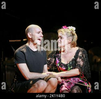 Daniel Evans (Tobias), Maria Friedman (Mme Lovett) à SWEENEY TODD - LE DÉMON BARBER DE FLEET STREET au Royal Festival Hall (RFH), Southbank Centre, Londres SE1 05/07/2007 musique: Stephen Sondheim livre: Hugh Wheeler chef d'orchestre: Stephen Barlow directeur: David Freeman Banque D'Images