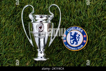 21 avril 2021, Moscou, Russie. L'emblème du club de football Chelsea F.C. et de la coupe de la Ligue des champions de l'UEFA sur l'herbe verte du stade. Banque D'Images